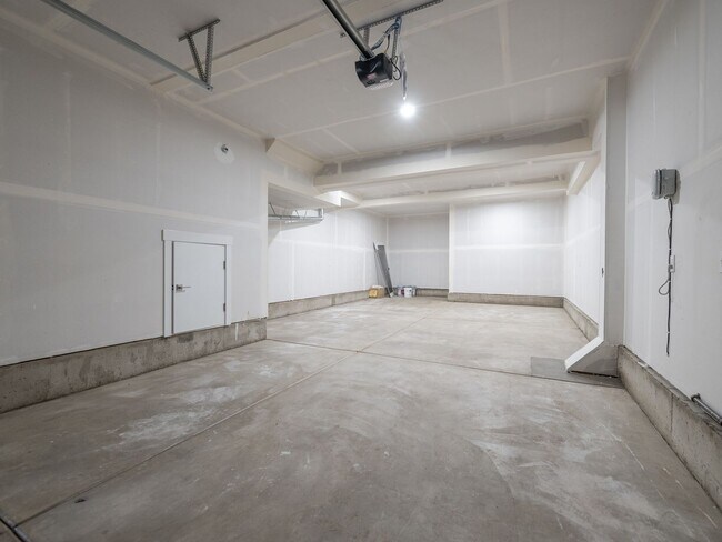 Building Photo - 9381 SW Eunice Ln