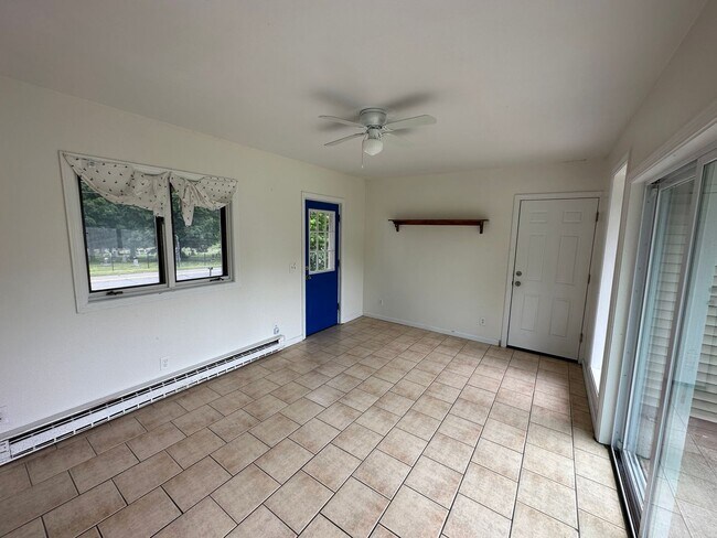 Building Photo - 5 Bedroom House in Hadley – Perfect for Groups!
