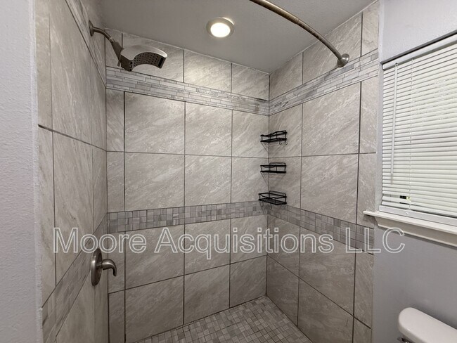 Building Photo - 3601 Oakwood Dr