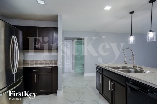 Building Photo - 2918 NW 5th Ave