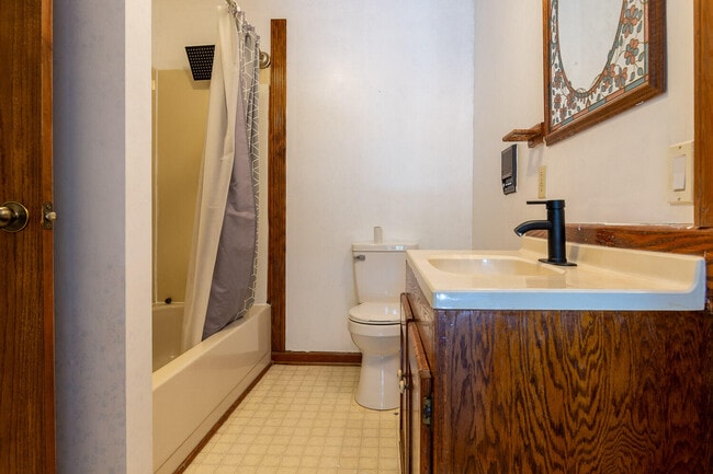 Building Photo - 2865 Old Thomson Rd