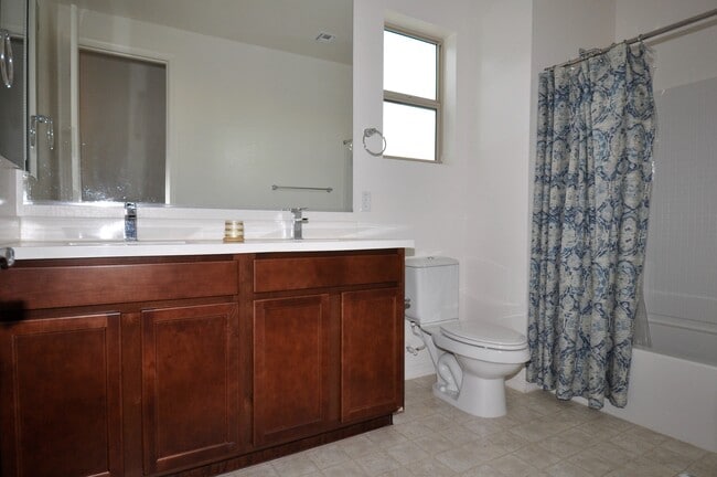 Building Photo - Stunning 5bed/3bath 2771 sq/ft Gilbert Home!
