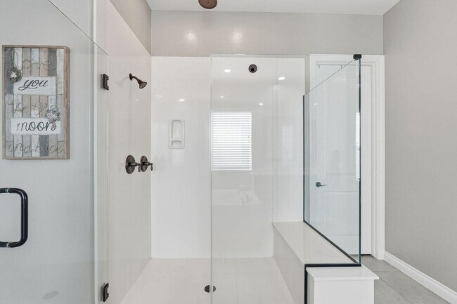 Building Photo - 10702 E Lumiere Ave