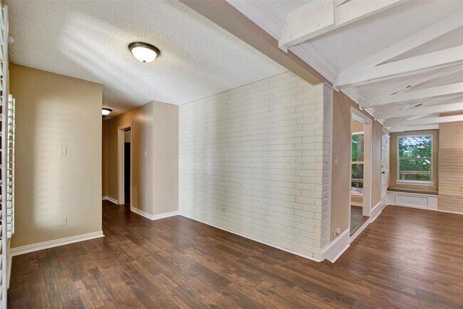 Building Photo - 75 Wood Hollow Dr