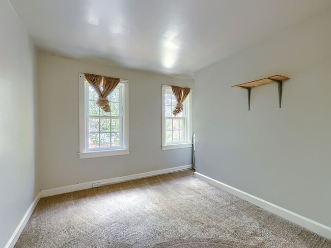 Building Photo - Spacious 3 Bedroom Single Family Home in the Capital District