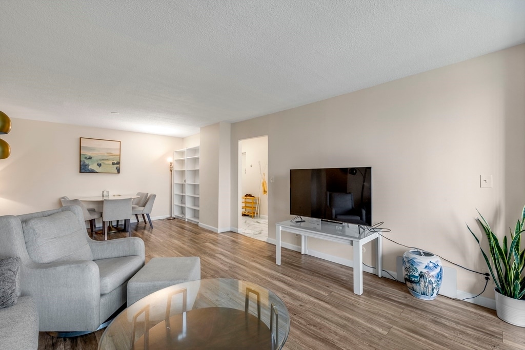 Building Photo - 99 Pond Ave