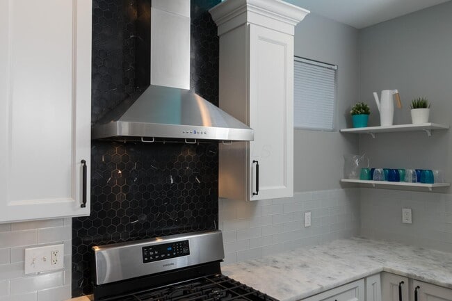 Building Photo - 1340 Oak St