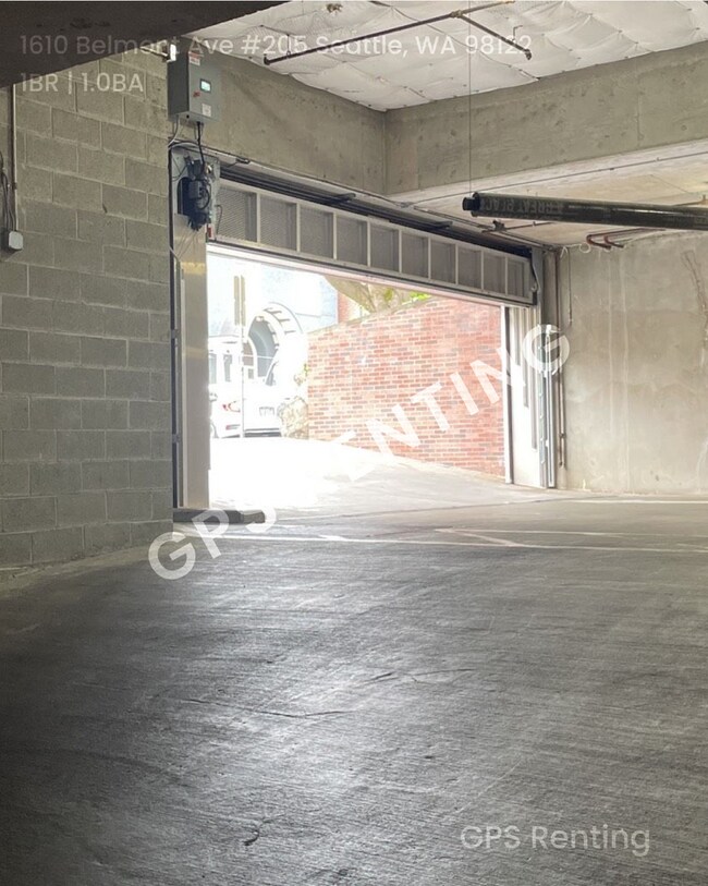 Building Photo - Perfect one bedroom corner unit in Capitol...
