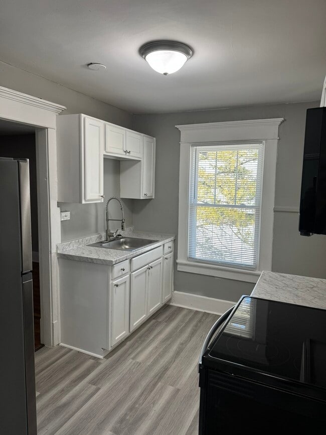 Building Photo - 1020 Sharpe Ave