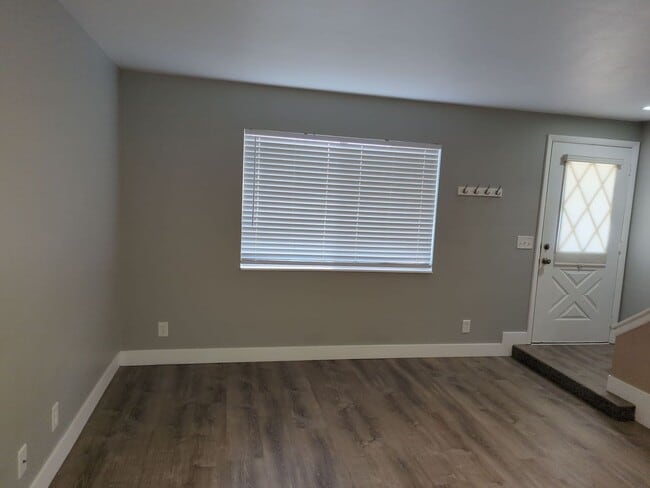 Building Photo - Beautifully Updated 2 Bed Townhome with Pool Access