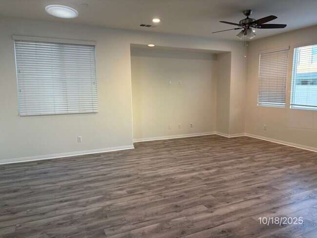 Building Photo - Beautiful 3-Bedroom, 2.5 bath in the  Glen...