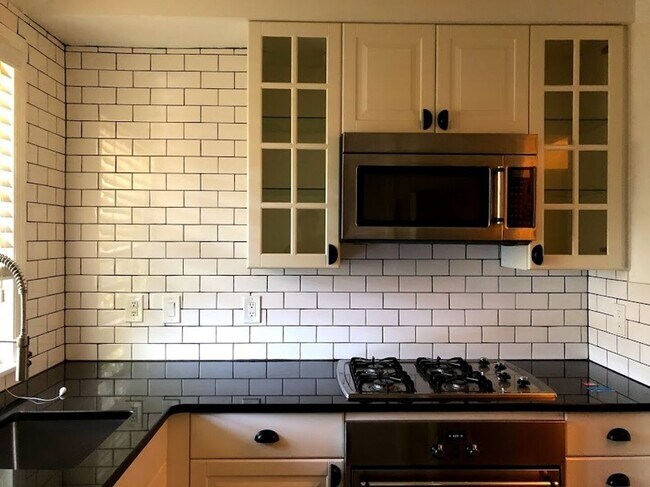Building Photo - GREAT ANN ARBOR LOCATION – 2-BEDROOM END UNIT!
