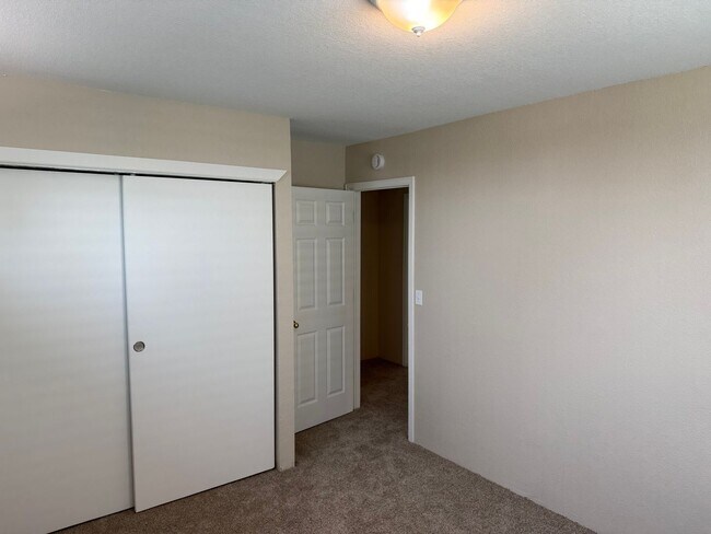 Building Photo - Spacious 4-bed, 3-bath home on a quiet cul-de-sac — no lawn maintenance required.