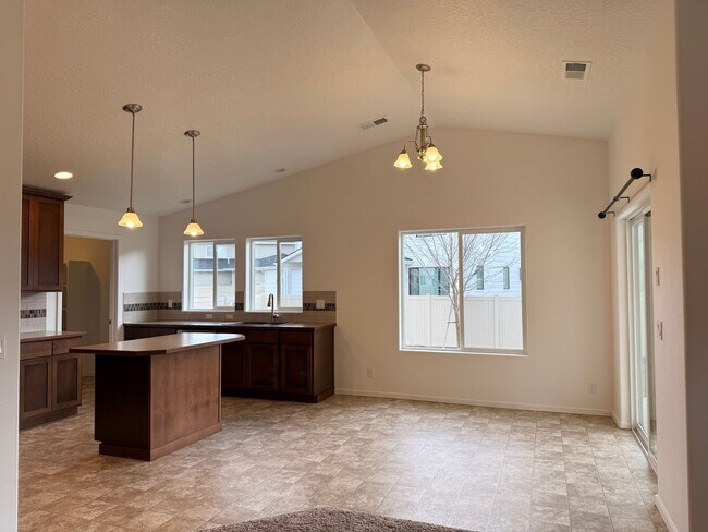 Building Photo - Beautiful Home in Montrose Community!