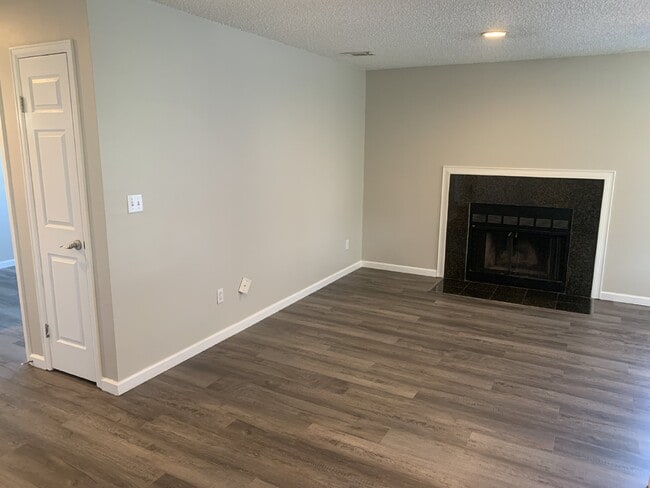 Building Photo - Available July! Newly Updated 2 bed/2 bath...
