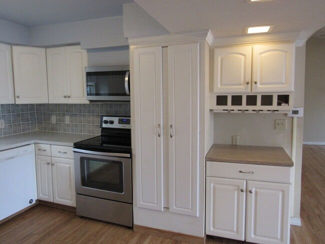 Building Photo - 4 bedroom lake view home