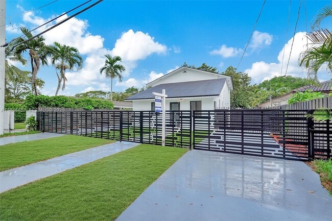 Building Photo - 972 SW 44th Ave