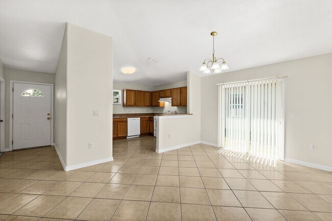 Building Photo - Spacious 3 Bedroom 2 Bath 1 Car Duplex in ...
