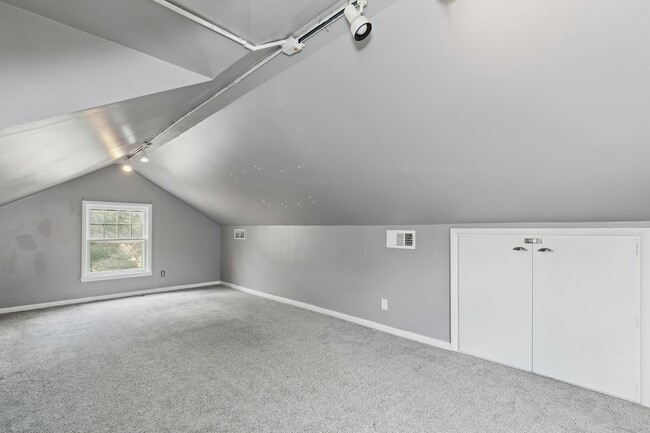 Building Photo - Riverside 4 Bedroom 3 Bathroom