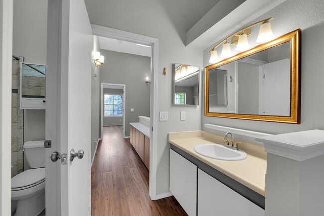 Building Photo - $2,450.00, 2-bed, 2.5 bath, located in Lak...
