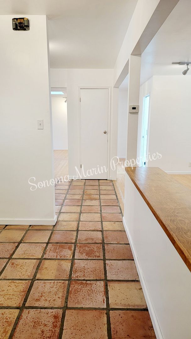 Building Photo - ~Stunning Remodeled 2 Bed/1 Bath Home in S...