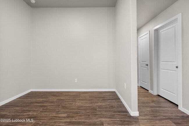 Building Photo - 2031 Kenwood Ave