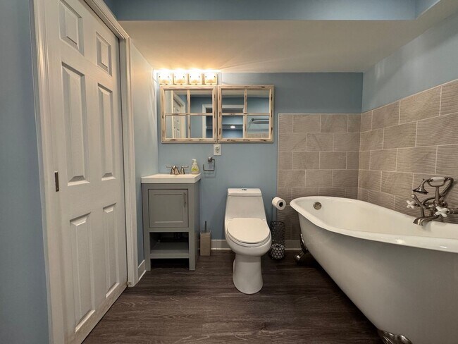 Building Photo - Lovely 4 Bed 3.5 Bath On Single Family Hom...