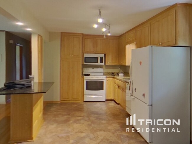 Building Photo - 2660 Roth Pl