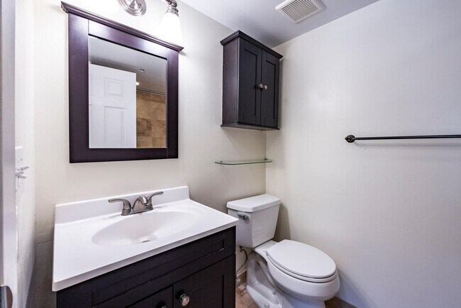 Building Photo - Top Floor Condo Near Bus Line