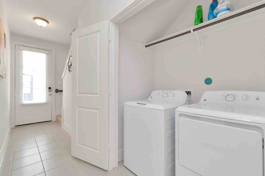 Building Photo - 3644-B Griggs Road-SI ID1047940P