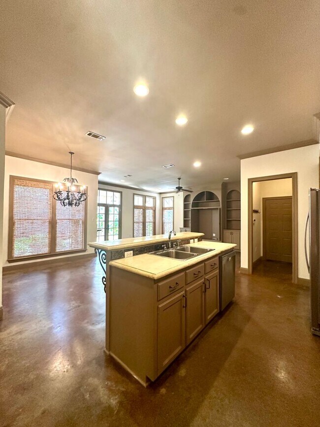 Building Photo - 3 Bedrooms | 2 Bathrooms Custom home in desirable Springlake Subdivision