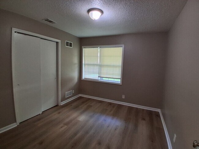 Building Photo - Large Home For Rent!