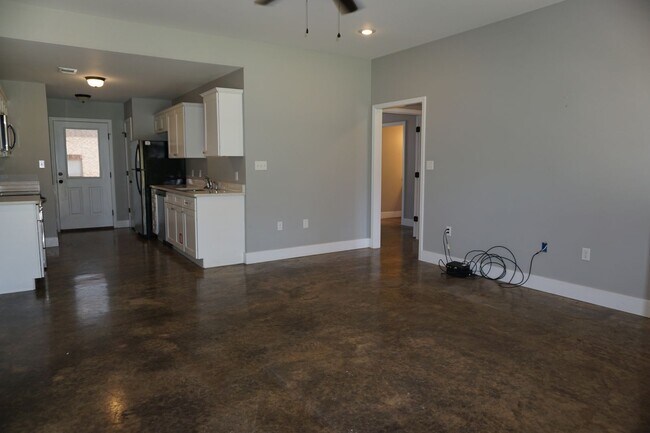 Building Photo - 410 W Matthews Ave
