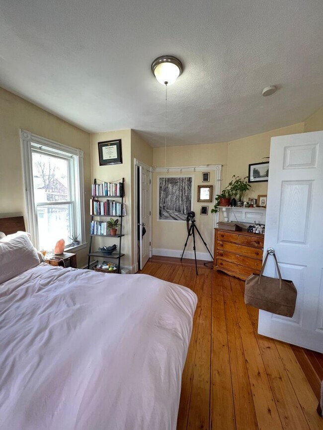 Building Photo - Beautiful Porter Squ 3 Bed! Short Walk To ...