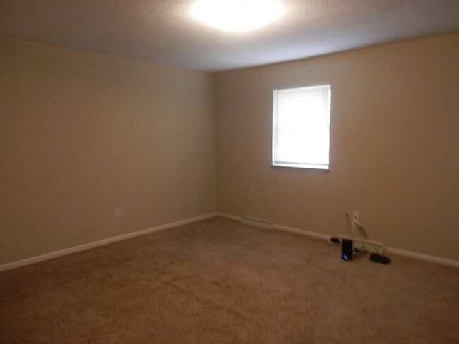 Building Photo - Quality 3 Bedroom 1.5 Bathroom Townhouse