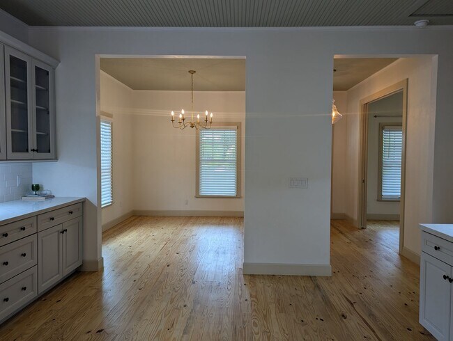 Building Photo - Stunning Fully Renovated 3-Bedroom, 2-Bathroom Cottage-Style Home