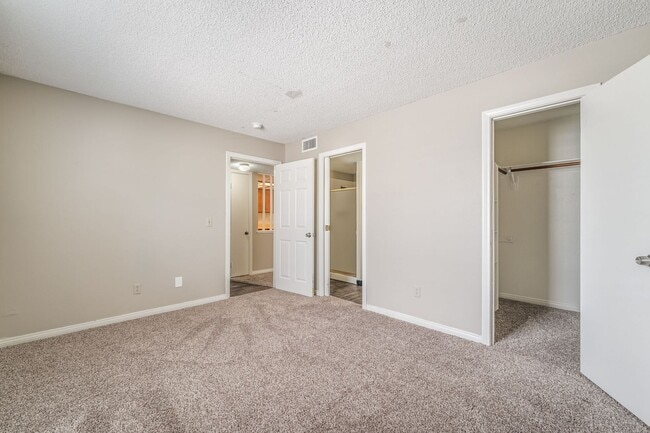 Building Photo - 2 Bedroom, 2 Bathroom Condo unit in a Gate...