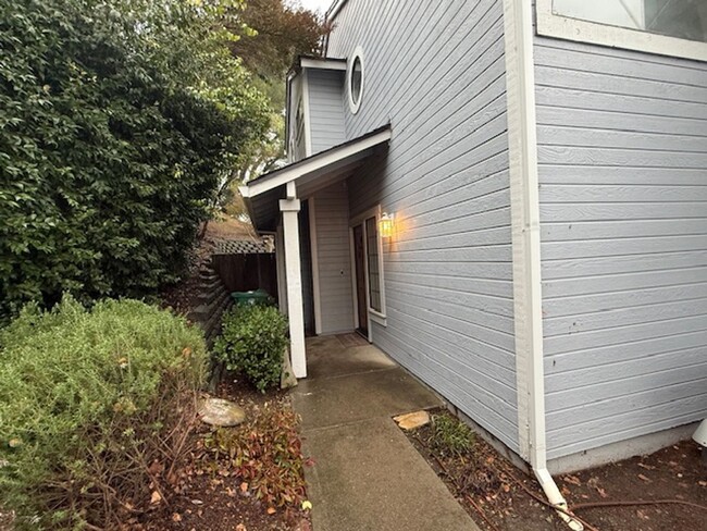 Building Photo - 3-Bedroom Pinole Townhouse with Spacious L...