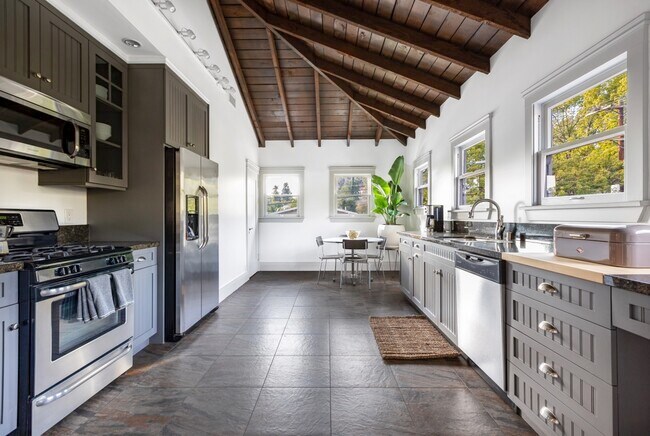 Kitchen - 5850 Foothill Dr