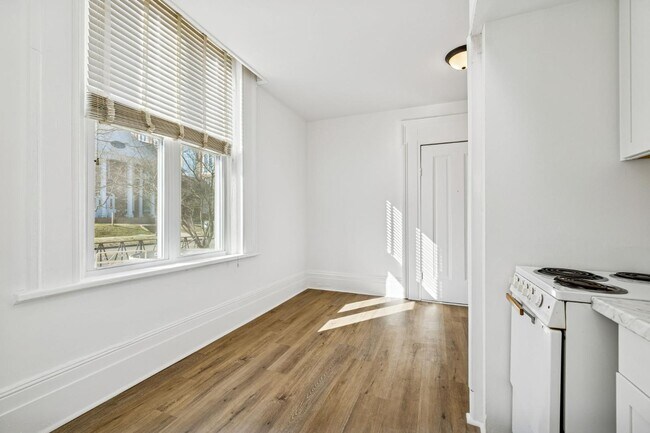 Building Photo - 302 N Church St