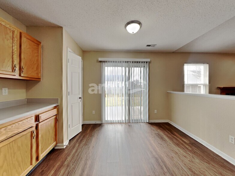 Building Photo - 888 Hollowood Ln