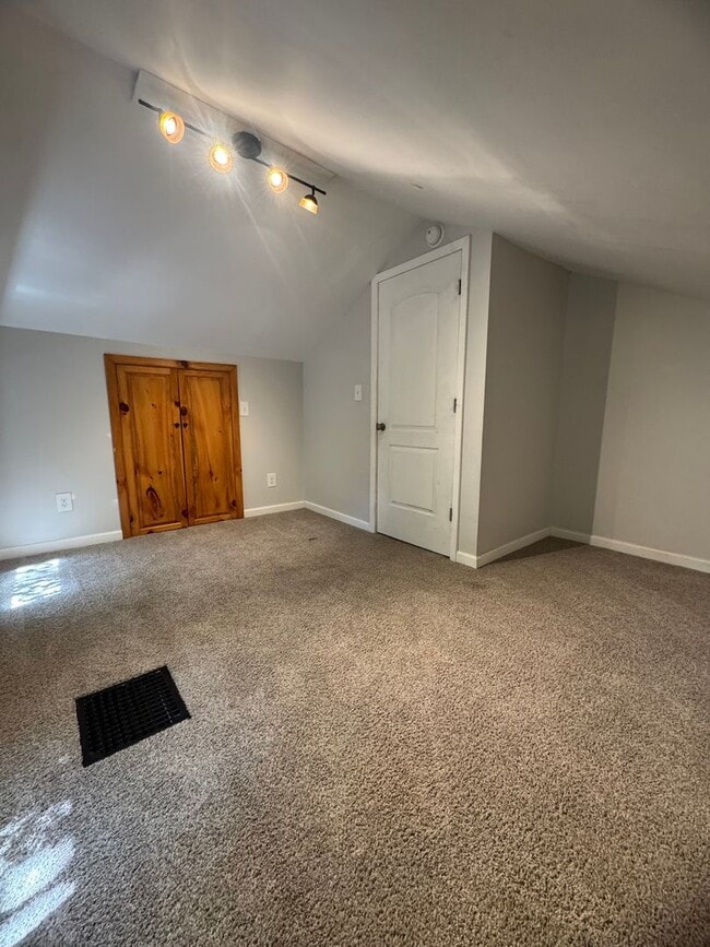 Building Photo - Spacious 3-4 Bedroom, 2 Bath Home for Rent...