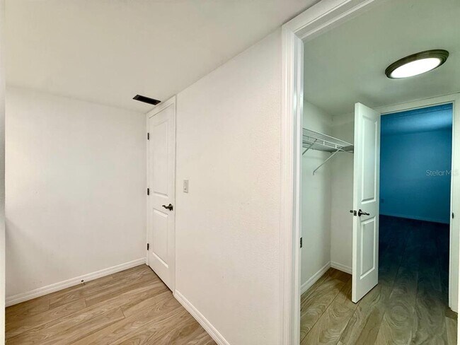 Building Photo - 8801 Bay Pointe Dr