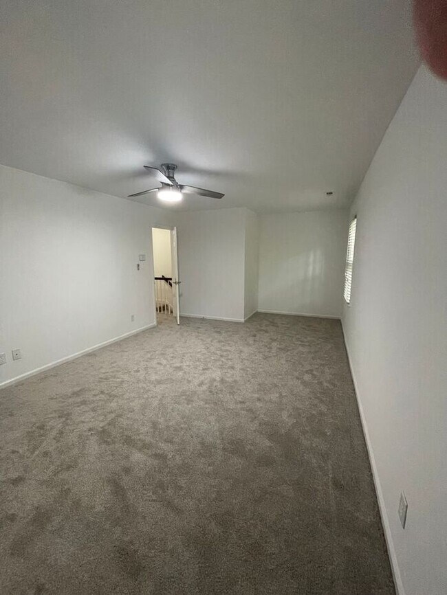 Building Photo - Beautiful 3-bedroom, 2.5 bath townhome in the highly desirable Governors Square subdivision.