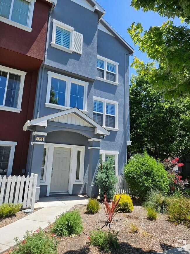 Building Photo - Spacious Tri-Level Townhouse/Condo Near Sa...
