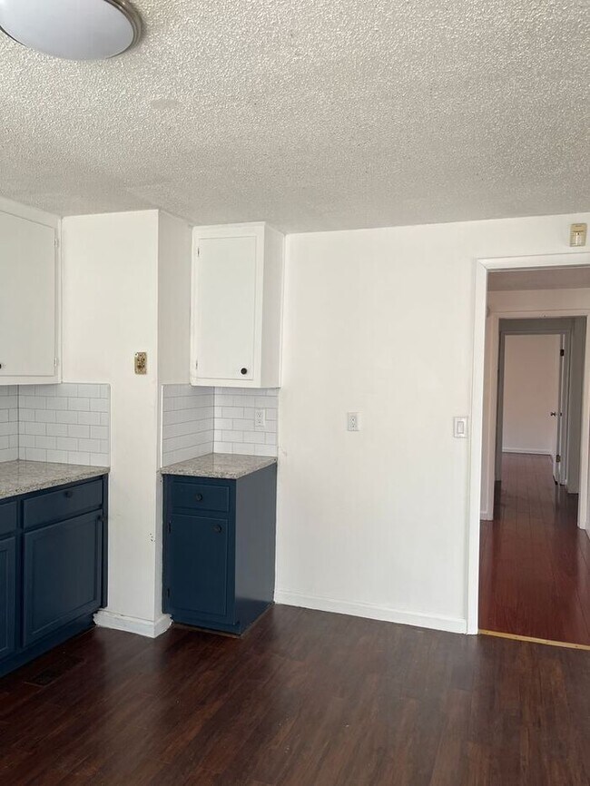 Building Photo - Beautifully renovated 3/1 home with 1,608 ...