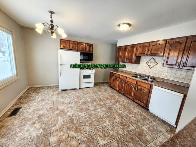 Building Photo - New Listing - Fort Wayne