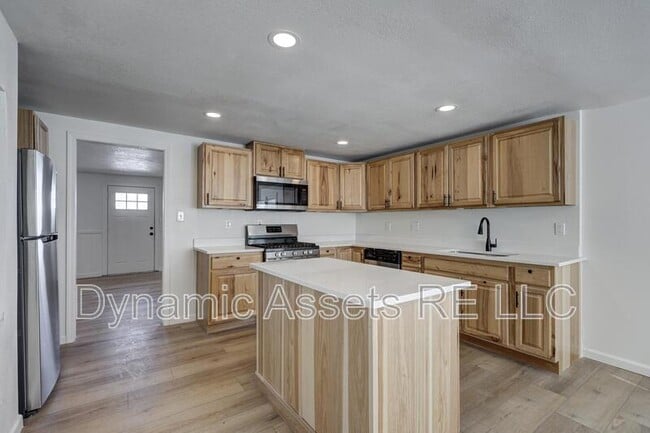 Building Photo - 410 Fieldcrest Dr