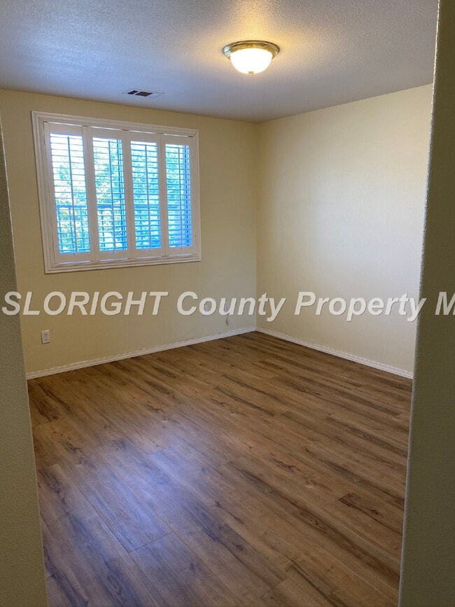 Building Photo - AVAILABLE AUGUST - Beautiful Large 2 Story Home - 5 Bedroom / 3 Bathroom