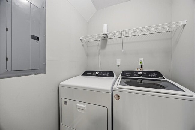 Building Photo - 2455 Lynn Iris Dr